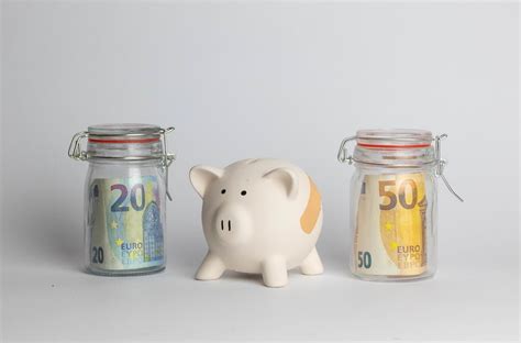 Money shortage concept with German word Sparen - Creative Commons Bilder