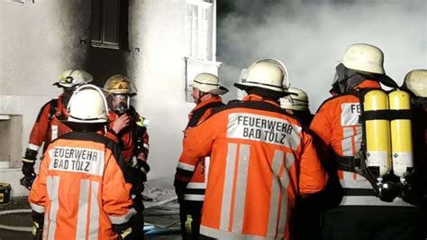 Vier Verletzte Bei Feuer In T Lzer Mehrfamilienhaus Brandursache Gekl Rt