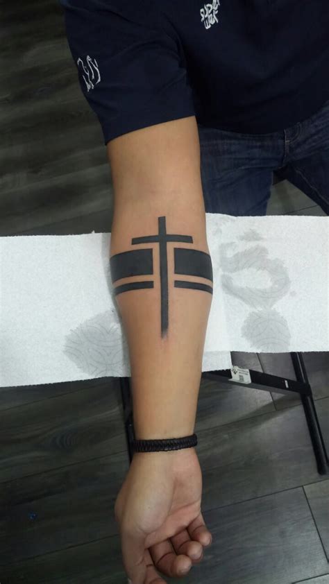 Tattoo De Cruz En El Brazo