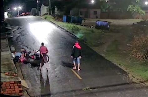 Pol Cia Prende Suspeito De Derrubar Casal E Crian A De Moto Para Roubar