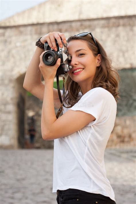 Mujer Joven Que Toma Las Fotos Imagen De Archivo Imagen De Manual