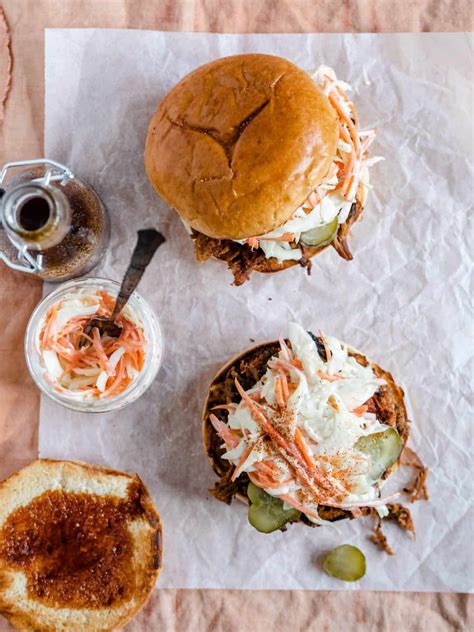 Pulled Pork Burger Med Fyld Af Coleslaw Og Bbq Sauce