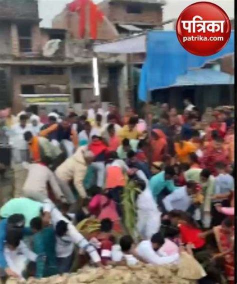 तस्वीरें छठ पूजा के दौरान टूटा पुल दर्जनों लोग नहर में गिरे Seeing Image Bridge Collapse