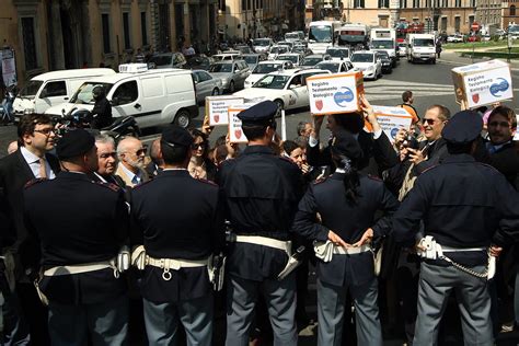 Festeggiamento Per Lavvenuta Raccolta Delle Firme Necessarie Per La