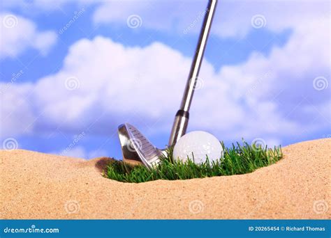 Bille De Golf Sur Une Touffe Dherbe En Soute Photo Stock Image Du