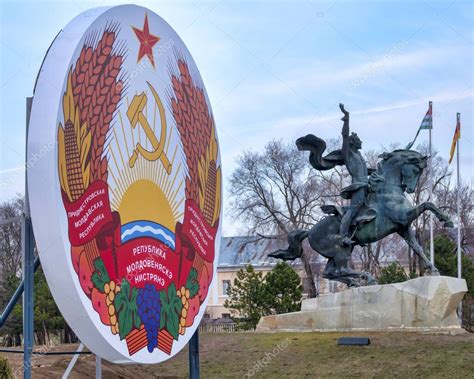 Emblema Y Monumento A Suvorov En La Plaza De Suvorov En Tiraspol