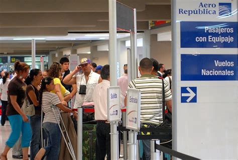 El L O Que Enfrenta A Pasajera Y Azafatas Por Agresi N En Aeropuerto De