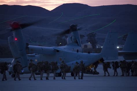 DVIDS - Images - 3rd Marine Aircraft Wing Conducts Regimental Air Assault [Image 3 of 6]