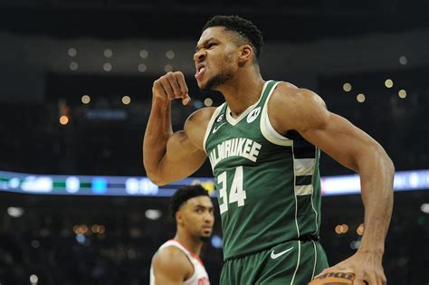 Giannis Antetokounmpo Met Un Petit Coup De Pression Aux Bucks Basket Usa