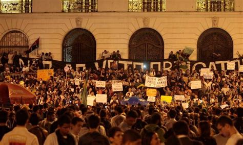 Manifestantes Tomam Escadarias Da C Mara Dos Vereadores No Centro Do