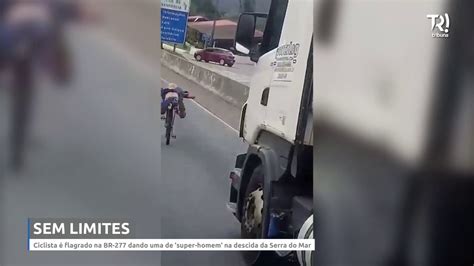 Ciclista é flagrado se arriscando entre carros na BR 277 YouTube