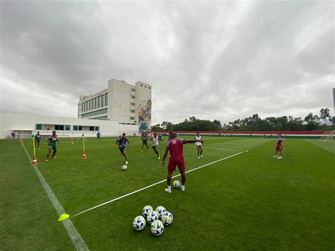 Ap S Dois Dias De Folga Flu Volta Aos Trabalhos No Ct Carlos Castilho