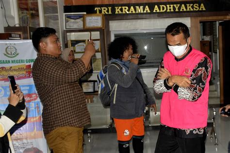 FOTO Korupsi Dana Bos Di Gowa Kepala Sekolah Dan Bendahara Ditahan