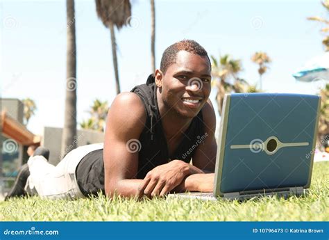 Homem Africano De Amercian Que Trabalha Em Um Port Til Imagem De Stock