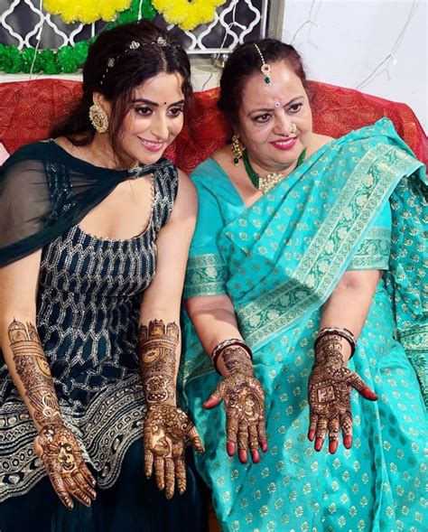 Aishwarya Sharma flaunts her wedding mehendi designs