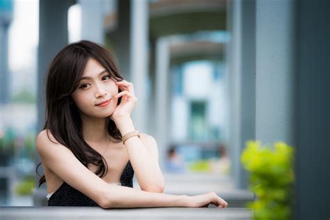 4K Asian Bokeh Glance Brunette Girl Hair Hands HD Wallpaper