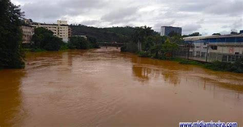 Nível do Rio Pomba sobe consideravelmente e preocupa moradores de