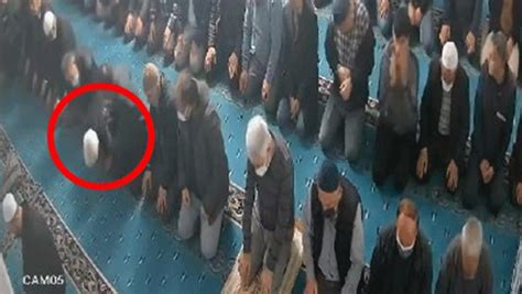 Camide namaz kılan vatandaş son nefesini secdede verdi O anlar