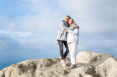 Sch Ne Frauen Stehen An Einem Sonnigen Tag Auf Einem Hohen Berg An Der