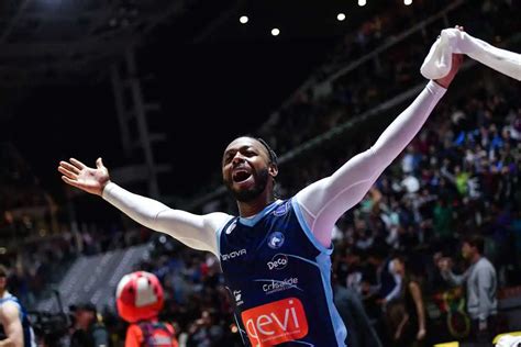 Altra Standing Ovation Per Pullen Napoli Vince Di Carattere Contro