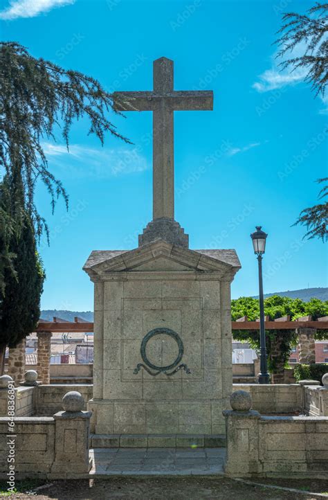 Monumento Preconstitucional En El Parque De La Rana De La Villa De