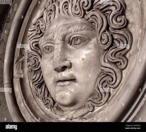 Visage de méduse sculpture Tête portrait d MedusaIn la mythologie