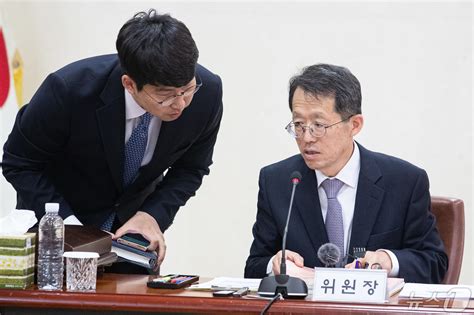 회의 준비하는 이상원 대법원 양형위원장