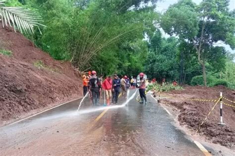 Bpbd Percepat Proses Penanganan Dan Pembersihan Material Tanah Longsor