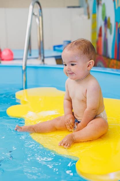 Aulas De Nata O Para Crian As Um Menino Est Aprendendo A Nadar Em Uma