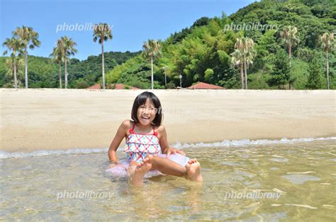 海水浴を楽しむ女の子 写真素材 [ 6123464 ] フォトライブラリー Photolibrary