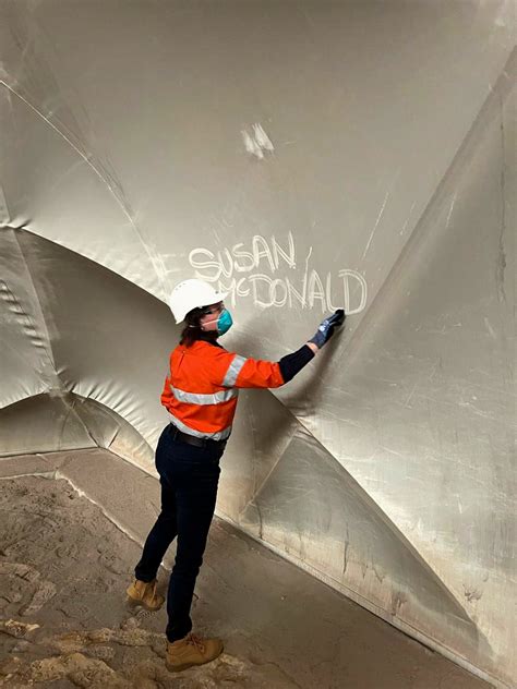 Queensland Senator Susan McDonald visits Sandy Ridge - Tellus