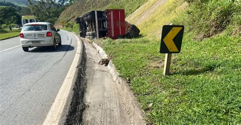 Carreta carregada de ração tomba e carga é saqueada na BR 040 em