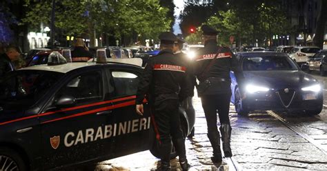 Milano Non Si Fermano All Alt E Si Schiantano Dopo L Inseguimento Un