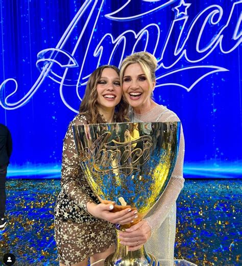 Lorella Cuccarini l estate è col bikini verde Sei super