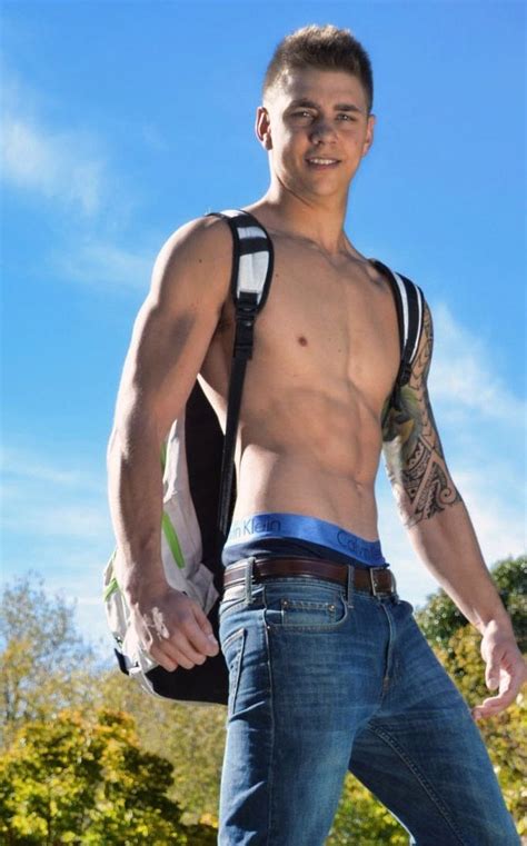 Hot Shirtless Guy Wearing Backpack Fitnessmodel Knappe Jongens Guy