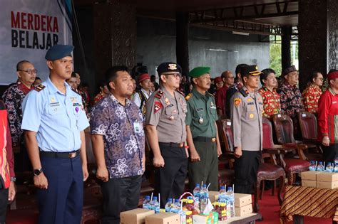 Wakapolres Kutai Barat Hadiri Upacara Peringatan Hari Pendidikan