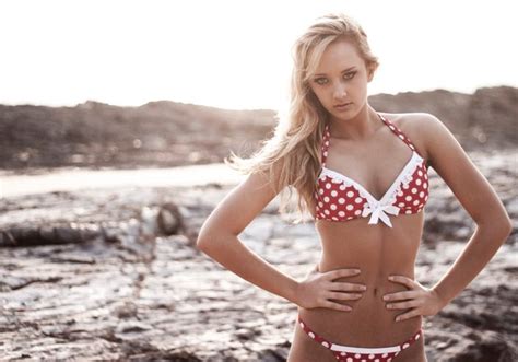 Flattering Bikini Poses For Sexy Beach Pictures
