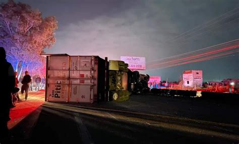 Volcadura de tráiler bloquea carretera México Querétaro