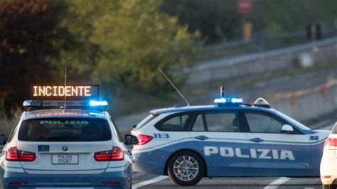 Scontro Tra Tre Auto In Autostrada Due Feriti Estratti Dalle Lamiere E