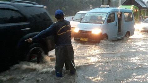 Hujan Deras Guyur Jakarta Timur Jalan DI Panjaitan Terendam Banjir 50