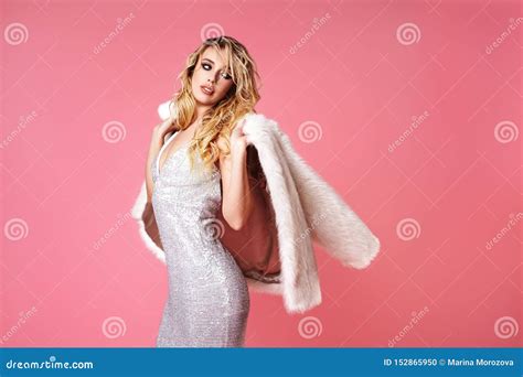 Jonge Blonde Dame In Manierkleding Bontjas Het Sexy Vrouw Stellen Op Roze Achtergrond In Luxe