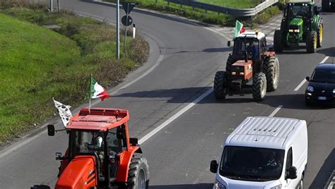 Trattori A Parma La Protesta Blocca La Tangenziale Foto La Repubblica