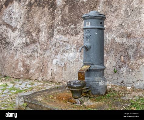 Un Nasone Una Fuente De Agua Potable Que Abastece A La Gente Con Agua