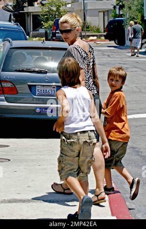 Natasha Henstridge Sus Hijos Liam Y Tristan River Waite Y Su Antiguo