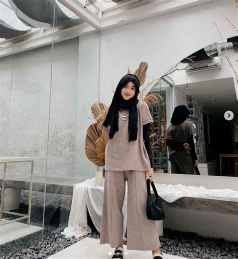 10 OOTD Hijab Simple Untuk Hangout Pancarkan Pesonamu