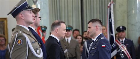 Prezydent Andrzej Duda wręczył awanse generalskie oficerom Służby