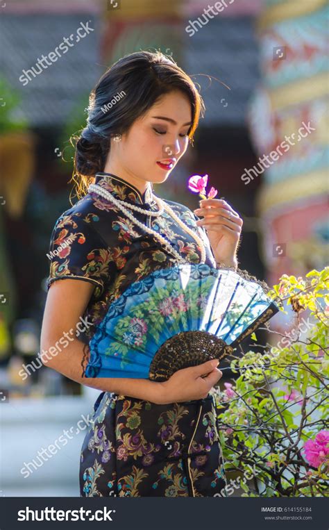 8,430 Traditional chinese fan woman Images, Stock Photos & Vectors | Shutterstock