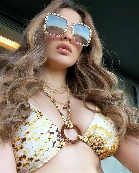 Raai Laxmi hot selfie photos goes viral Raai Laxmi ಬಳಗವ ಸದರಯ ಸದರಯಕಕ ದಷಟ