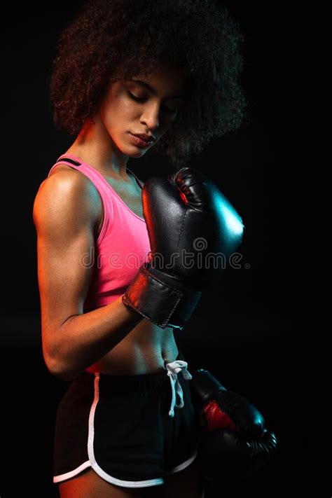 Imagen De Una Deportista Afroamericana Trabajando En Guantes De Boxeo