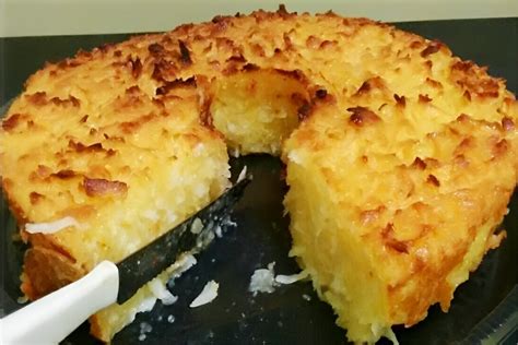 Bolo de macaxeira simples é só misturar os ingredientes e levar para assar